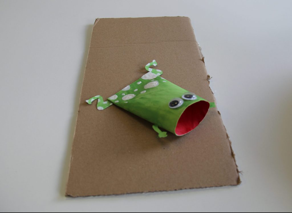 Frosch aus Klopapierrollen basteln