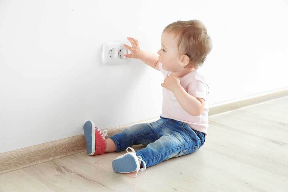 Kinder Steckdosenschutz - So wird das Zuhause kindersicher