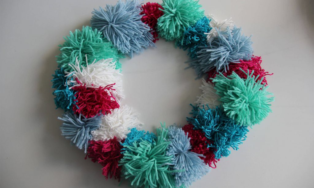 PomPom Kranz basteln aus Pappe
