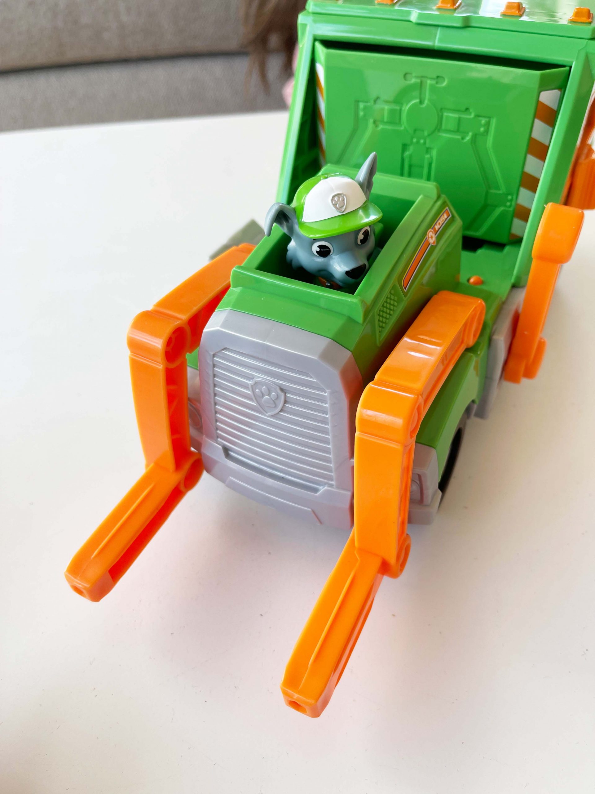 spin-master-paw-patrol-rocky-recycling-truck-greifarme2