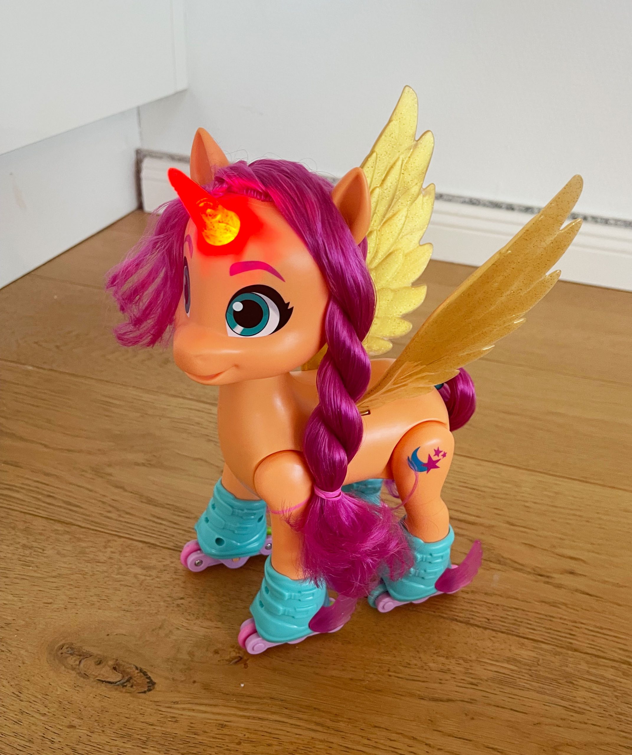 hasbro-my-little-pony-sunny-starscout-leuchtendes-horn