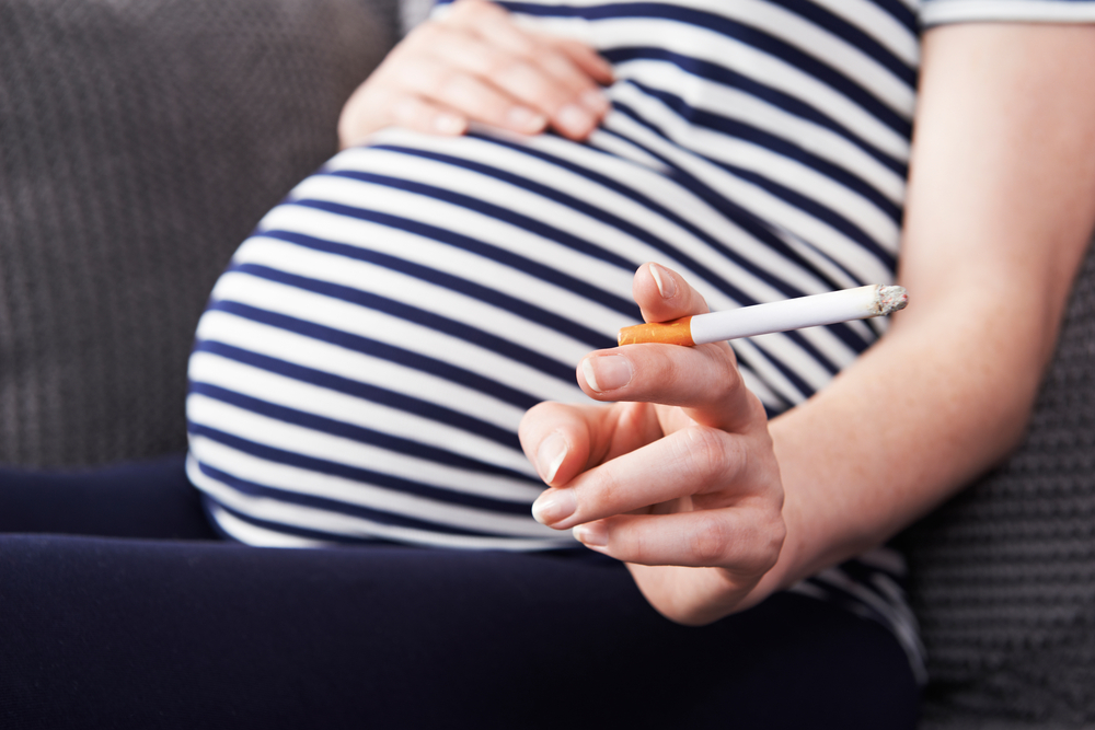 Close,Up,Of,Pregnant,Woman,Smoking,Cigarette