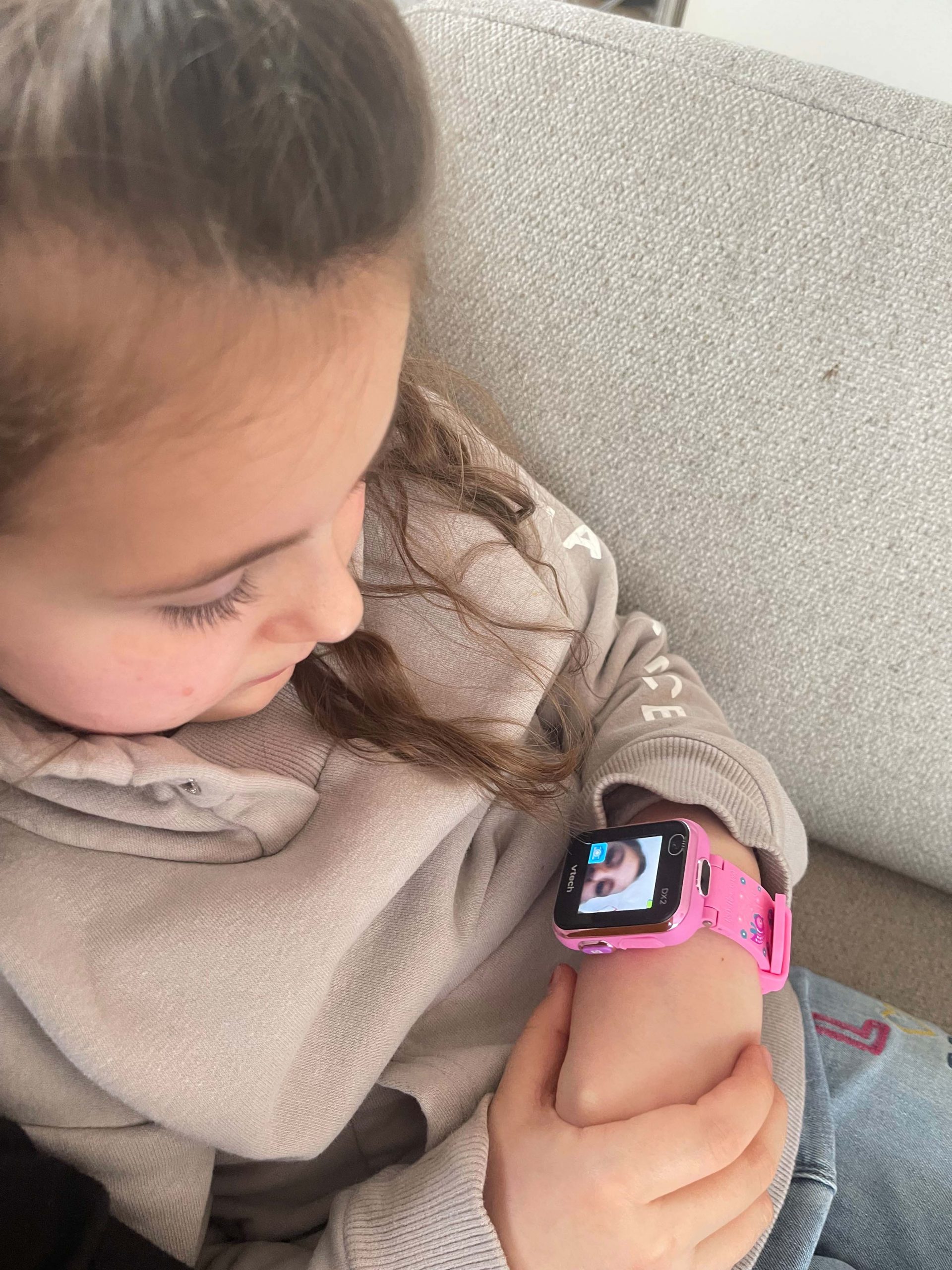 vtech-smart-watch-kidizoom-dx2-kind-beim-spielen