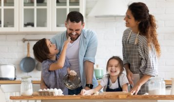 Familie zusammen beim Backen