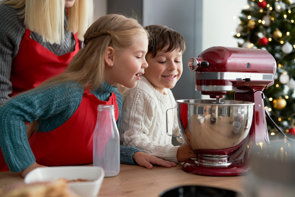 Kinder gucken in Rührschüssel