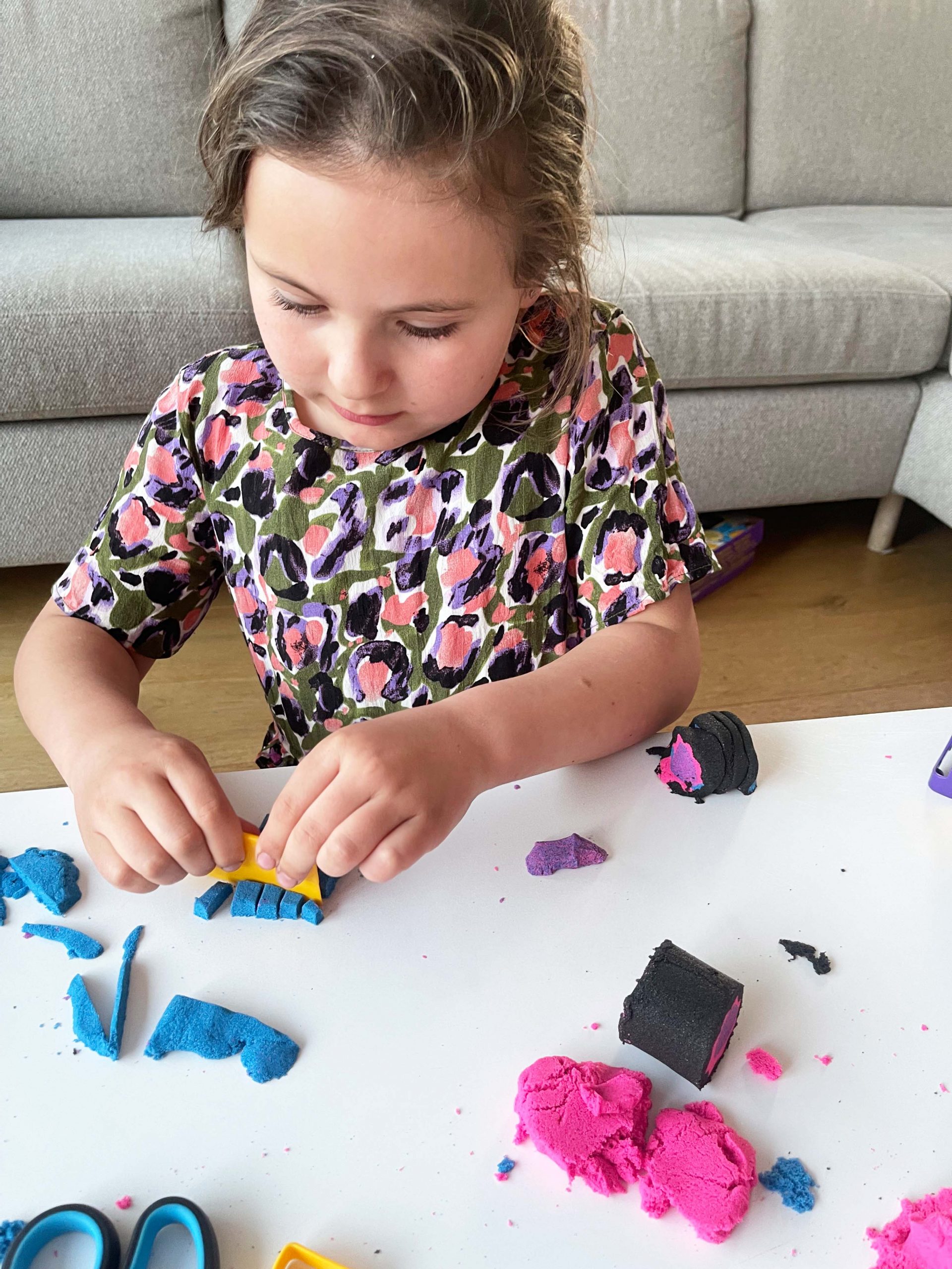 SpinMasters-KineticSand-Blumenset-beim-spielen