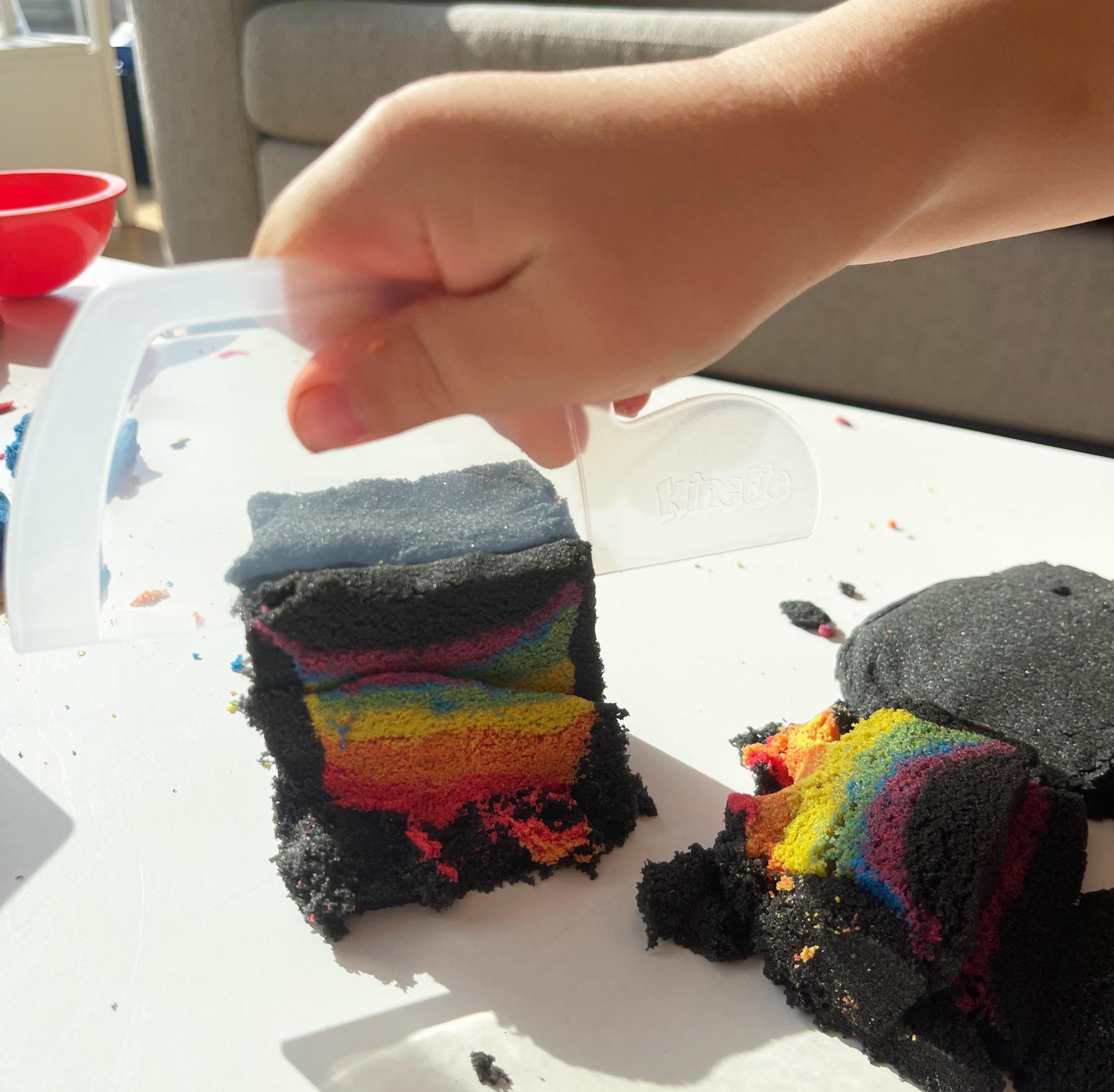 SpinMasters-KineticSand-Regenbogenset-beim-spielen