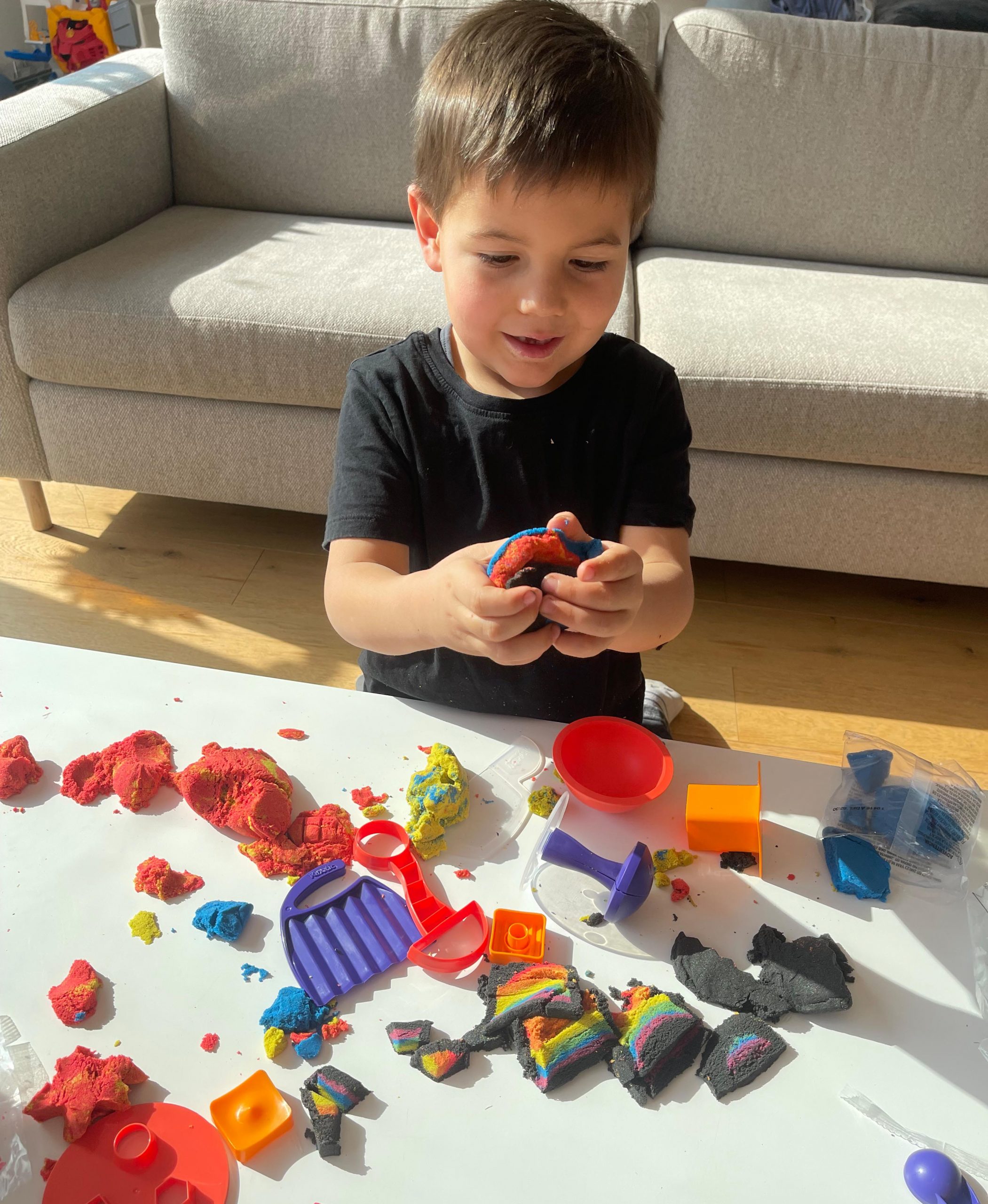 SpinMasters-KineticSand-Regenbogenset-beim-spielen2